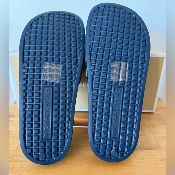 Michael Kors Gilmore slides in Navy brand new in box. Size 6 - Picture 4 of 6
